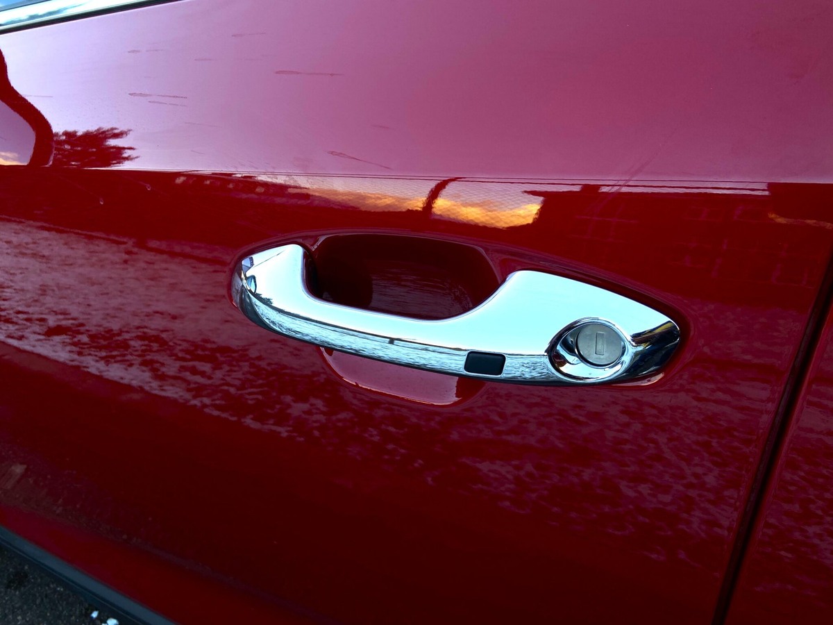 В фарах LED ходовые огни и линзованный ксенон | Бесключевой доступ реализован через кнопку
