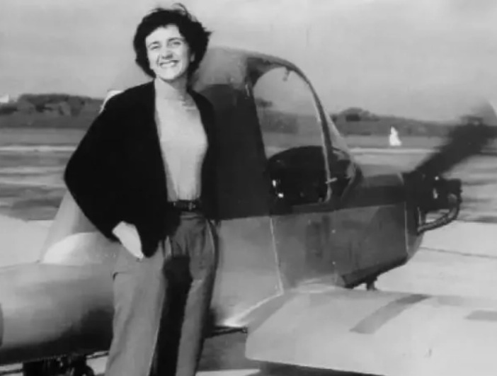 Фьоренца де Бернарди в молодости. Фото: https://www.corriere.it/cronache/25_dicembre_06/fiorenza-de-bernardi-la-prima-pilota-d-italia-quando-al-corriere-disse-sogno-ancora-cortina-se-riaprono-l-aeroporto-ci-torno-in-2796a4b9-bb08-4b4e-9a28-c5d011accxlk.shtml