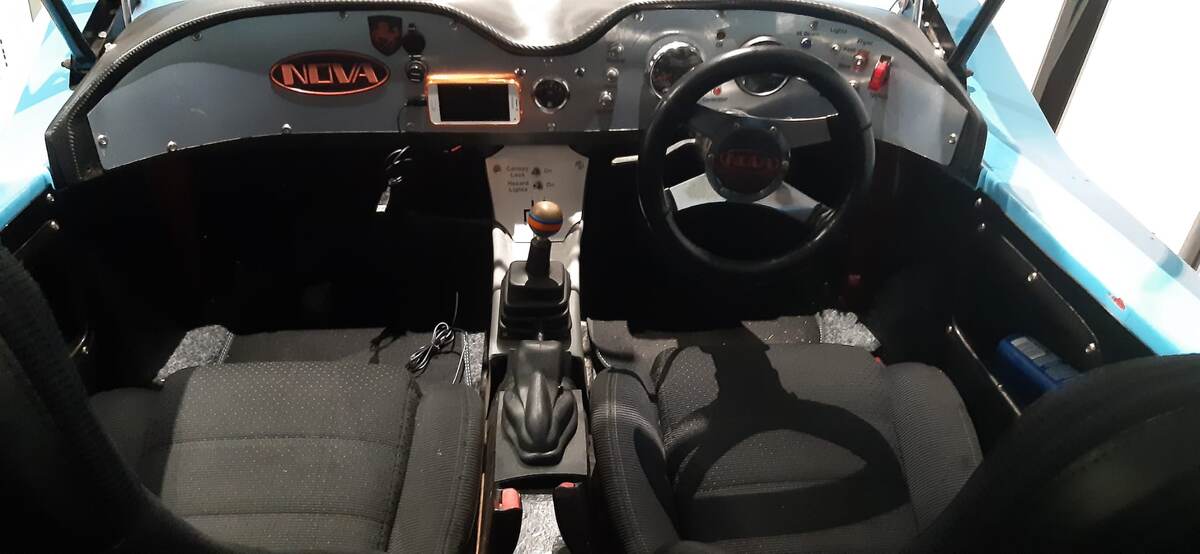 Спортивный автомобиль Nova. Салон и органы управления.