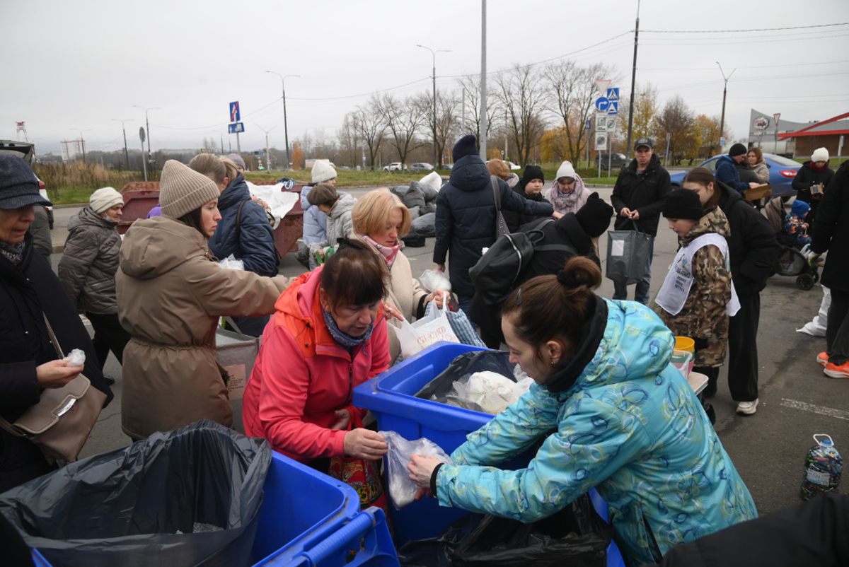 Первое место по объему, точнее по весу, среди принесенного на акцию 2 ноября вторсырья заняла макулатура (266 кг), на втором месте стекло (253 кг), на третьем - батарейки (202 кг). Фото: Анастасия Ташева