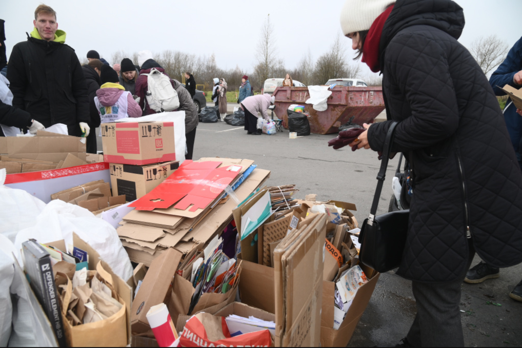 Первое место по объему, точнее по весу, среди принесенного на акцию 2 ноября вторсырья заняла макулатура (266 кг), на втором месте стекло (253 кг), на третьем - батарейки (202 кг). Фото: Анастасия Ташева