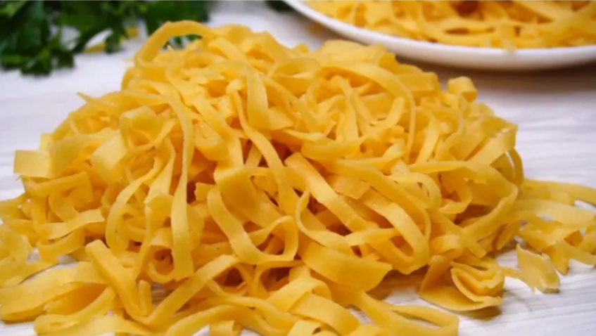 Как приготовить домашнюю лапшу✍ Готовится не сложно, не разбухает при варке, не разваривается в кашу. Быстро и недорого.