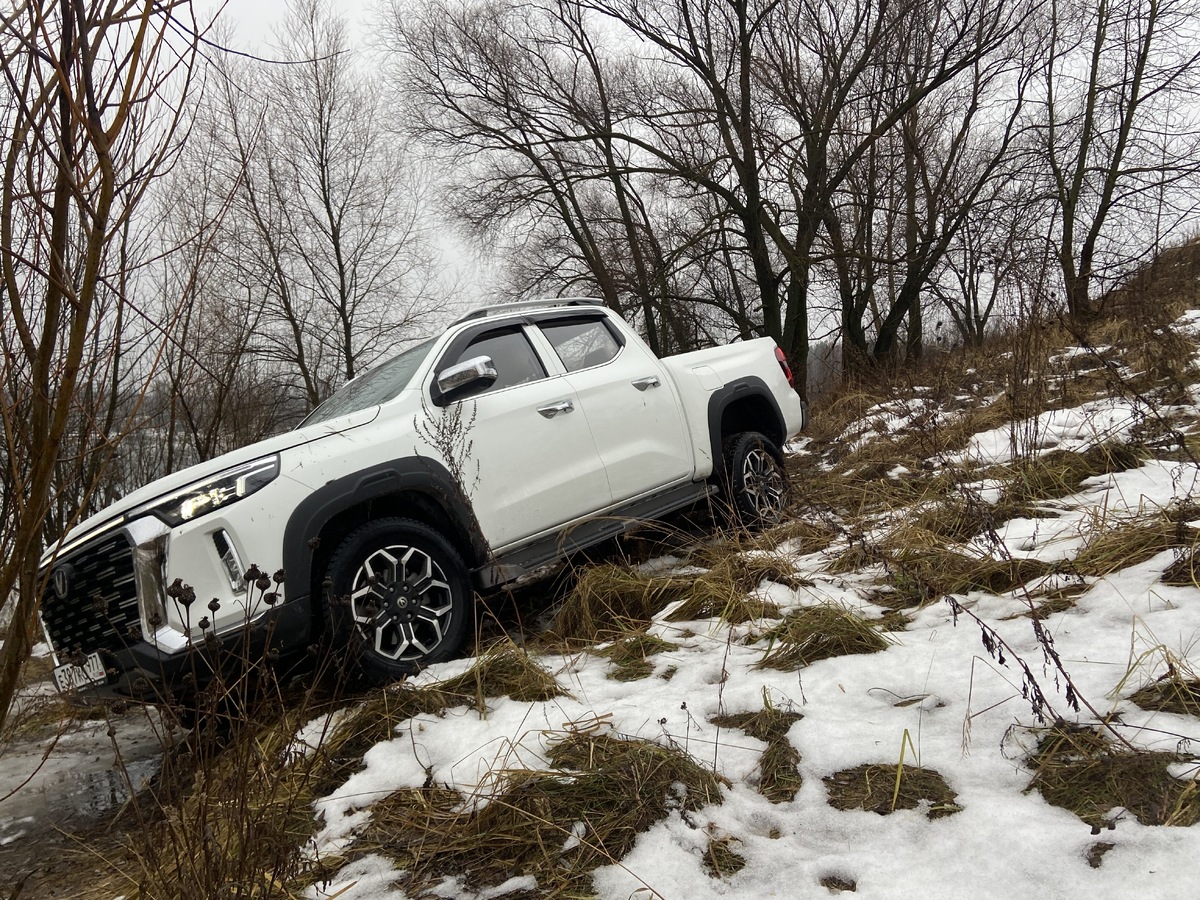 Ходы подвески позволяют сохранять контакт с землей даже при больших углах наклона
