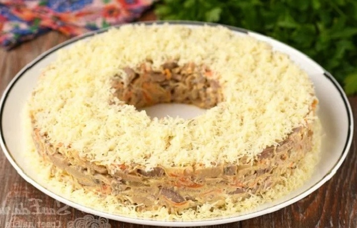 Салат с говяжьей печенью и грибами