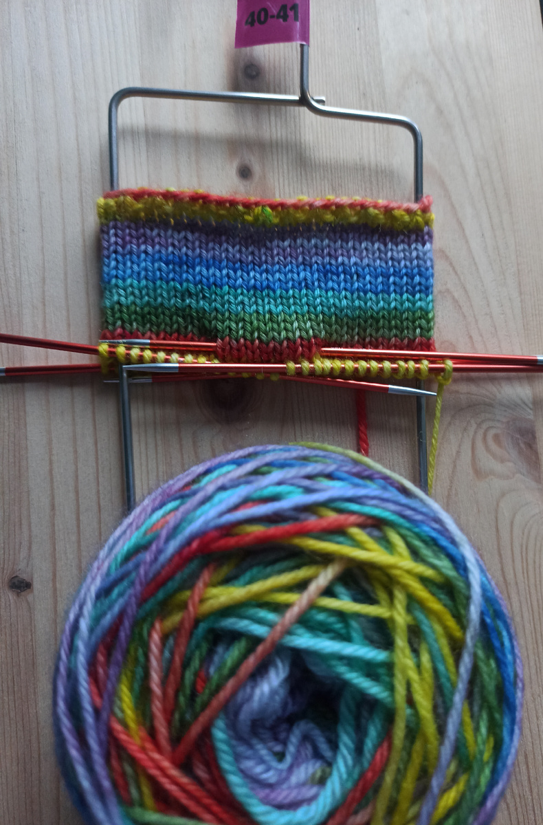 Пряжа окрашена полосками