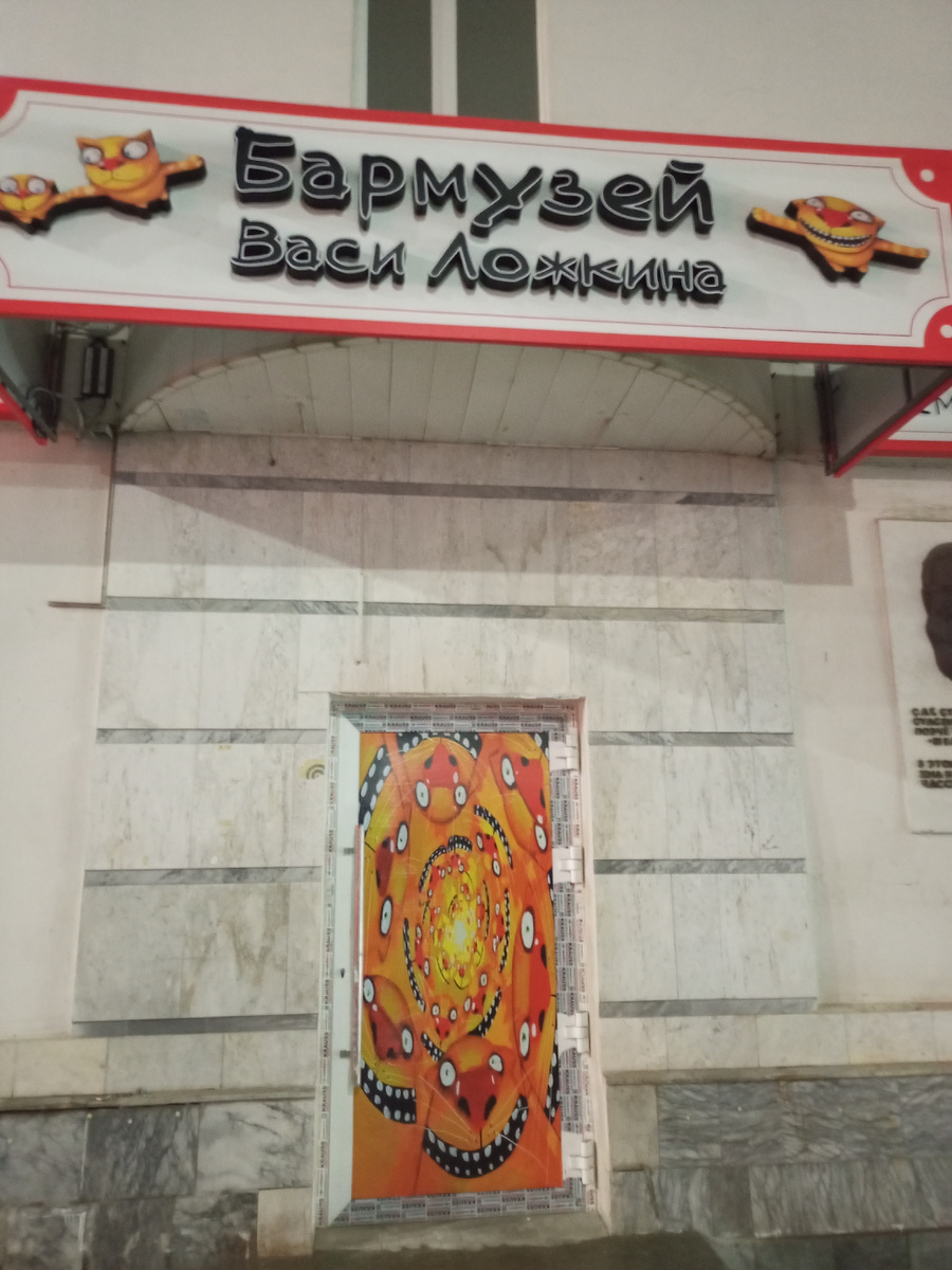 Шла смотрю новое заведение с котами, я люблю эти картинки с котами