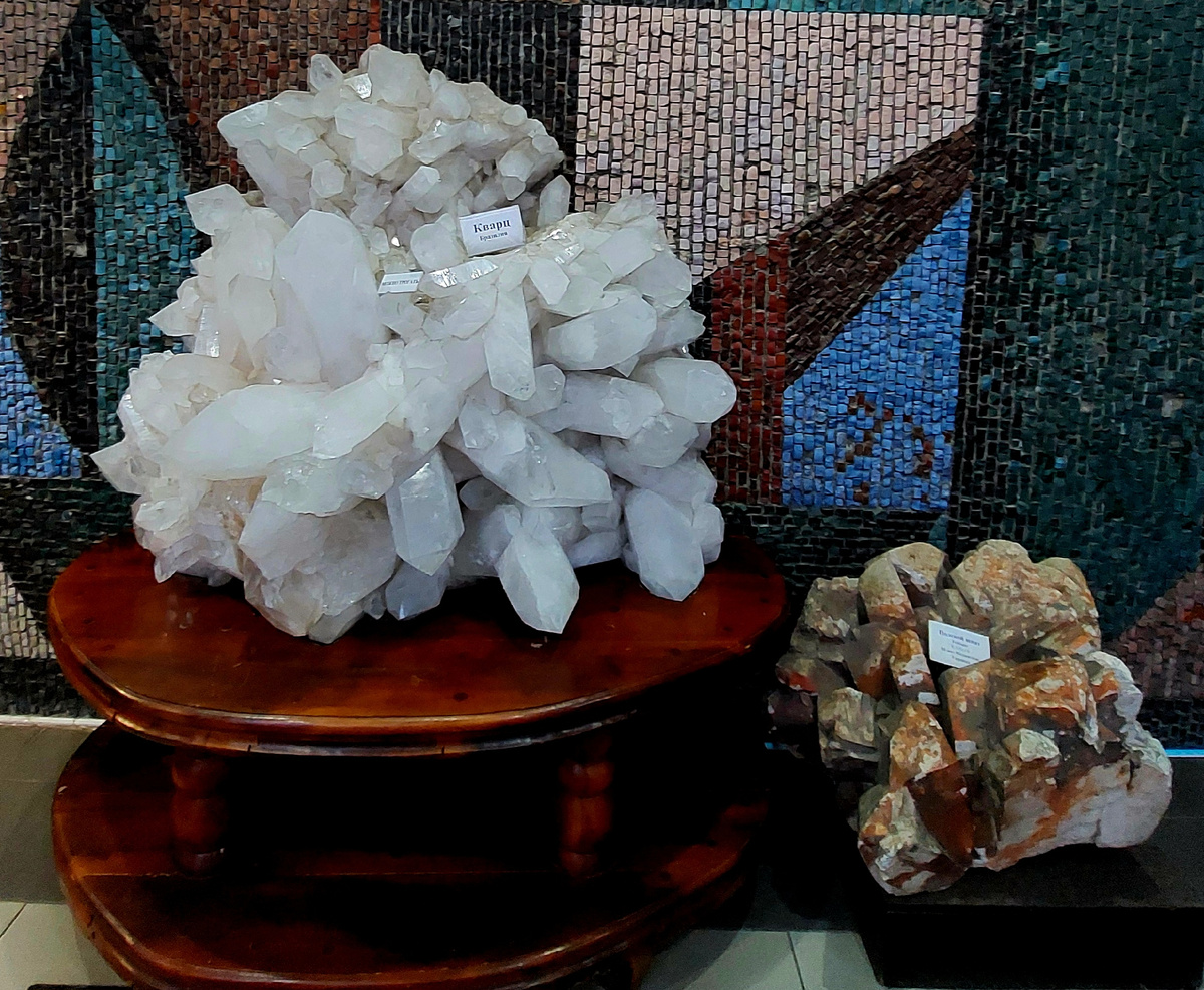 Как только увидите эти камни, посмотрите налево: там будет касса