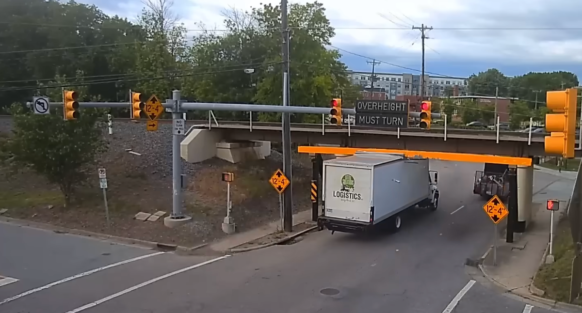 Аккуратно срезаем крышечку