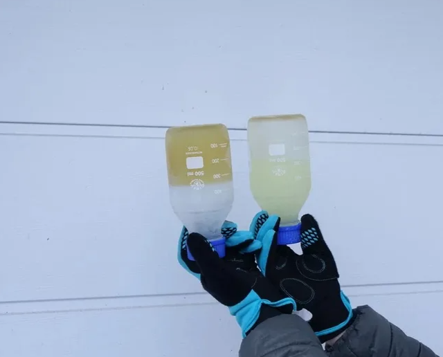 Наглядное сравнение летней и зимней солярки в прозрачных бутылках на морозе