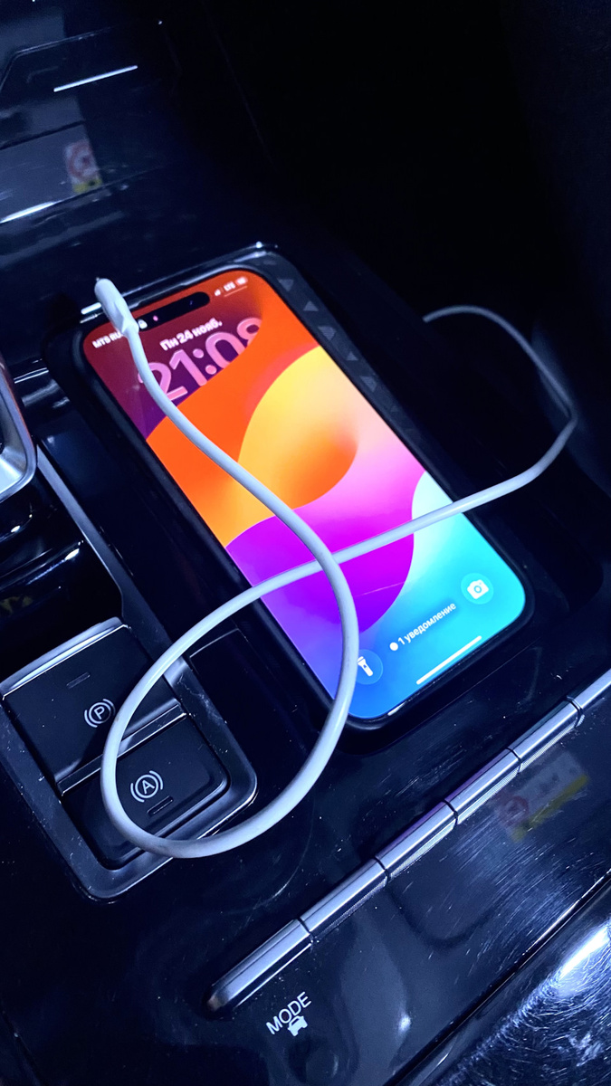 Свисающие кабеля при зарядке телефона Chery Tiggo 7pro