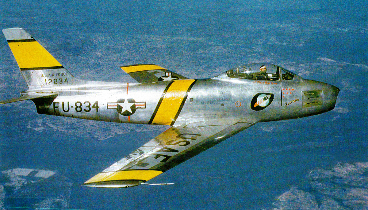 Один из самых красочных F-86E-10 из числа летавших с авиабазы Кимпхо. Самолёт пилотировал  ас из 335-й АЭ капитан К. Джолли (Cliff Jolley). Позже на нем летали лётчики 336-й АЭ