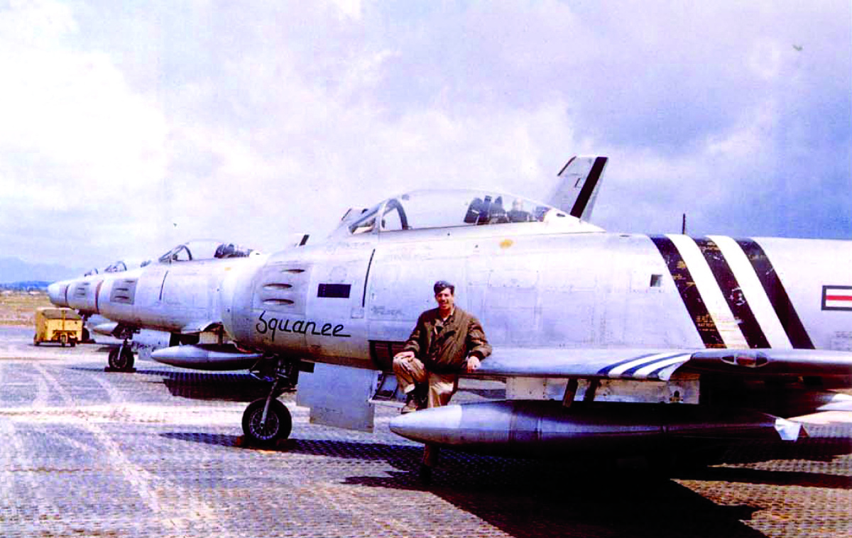 Подполковник Б. Хинтон (B. H. Hinton) из 336-й FIS возле своего F-86A-5 № 49-1236 "SQUANEE", на котором он в небе Кореи 17 декабря 1950 г. одержал первую победу пилотов «Сейбров» над МиГ-15