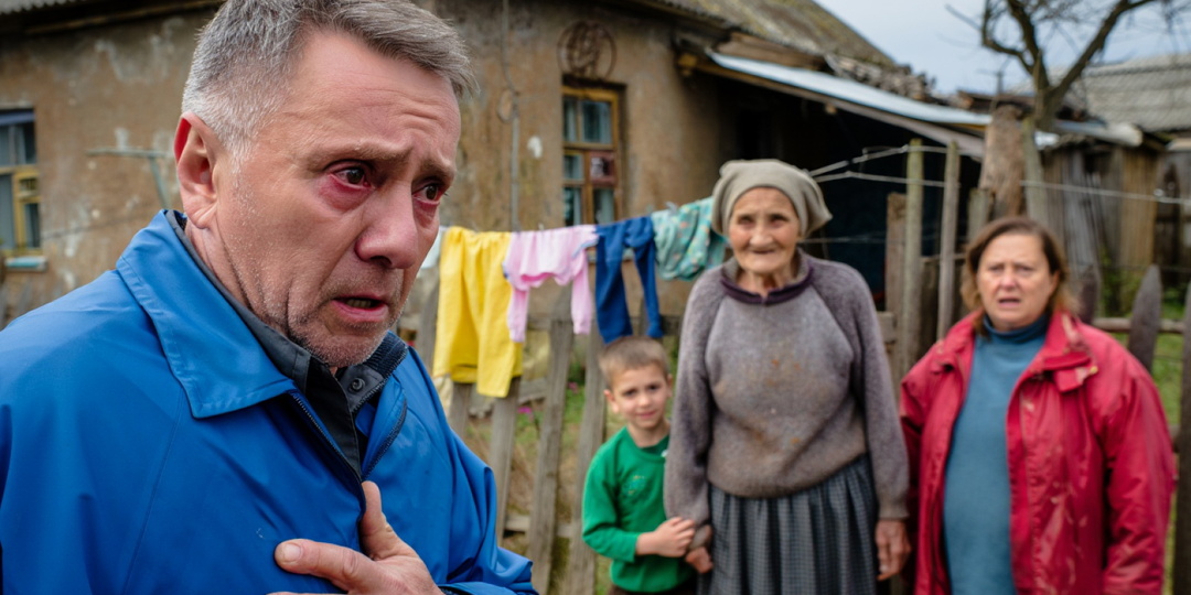 Ехали делить наследство с «нагулянной» сестрой, а нашли нищету, от которой муж заплакал и отдал ей всё