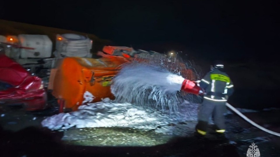 В Ростовской области из-за перевернувшегося бензовоза перекрыли дорогу