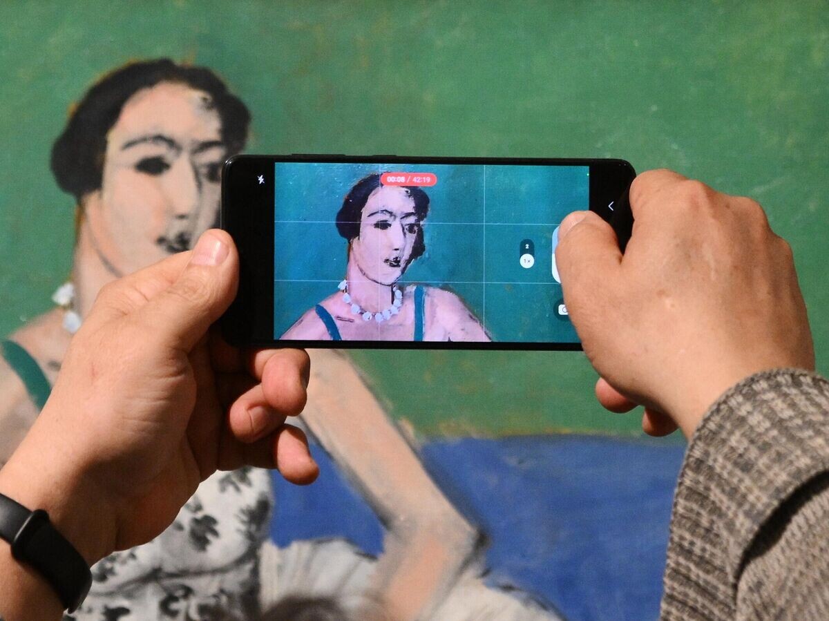    Посетитель фотографирует картину художника Анри Матисса "Балерина" на выставке "Танец XX века. Матисс, Малевич, Дягилев, Кандинский и другие" в Еврейском музее и центре толерантности в Москве | © РИА Новости / Владимир Астапкович