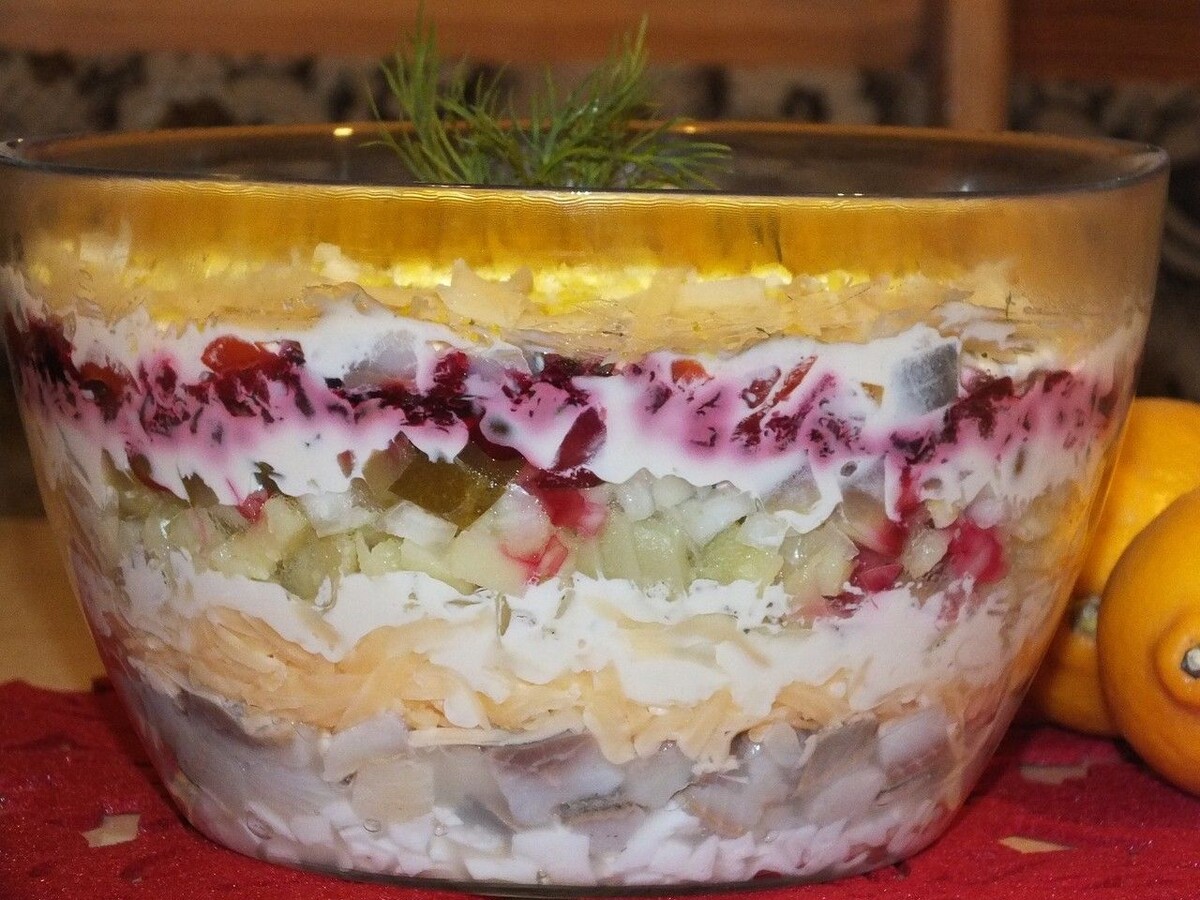    Сельдь под шубой в банке — гениальный хак для идеальных слоев