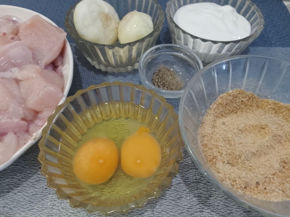 Ингредиенты для приготовления котлет в кляре и сухарях