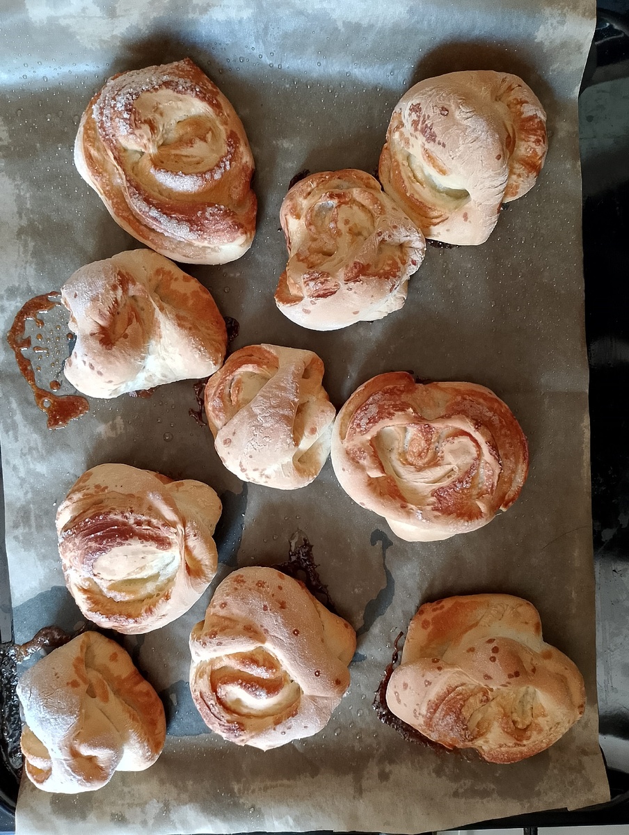 Плюшки мои, ни одной идеальной формы, но их можно есть