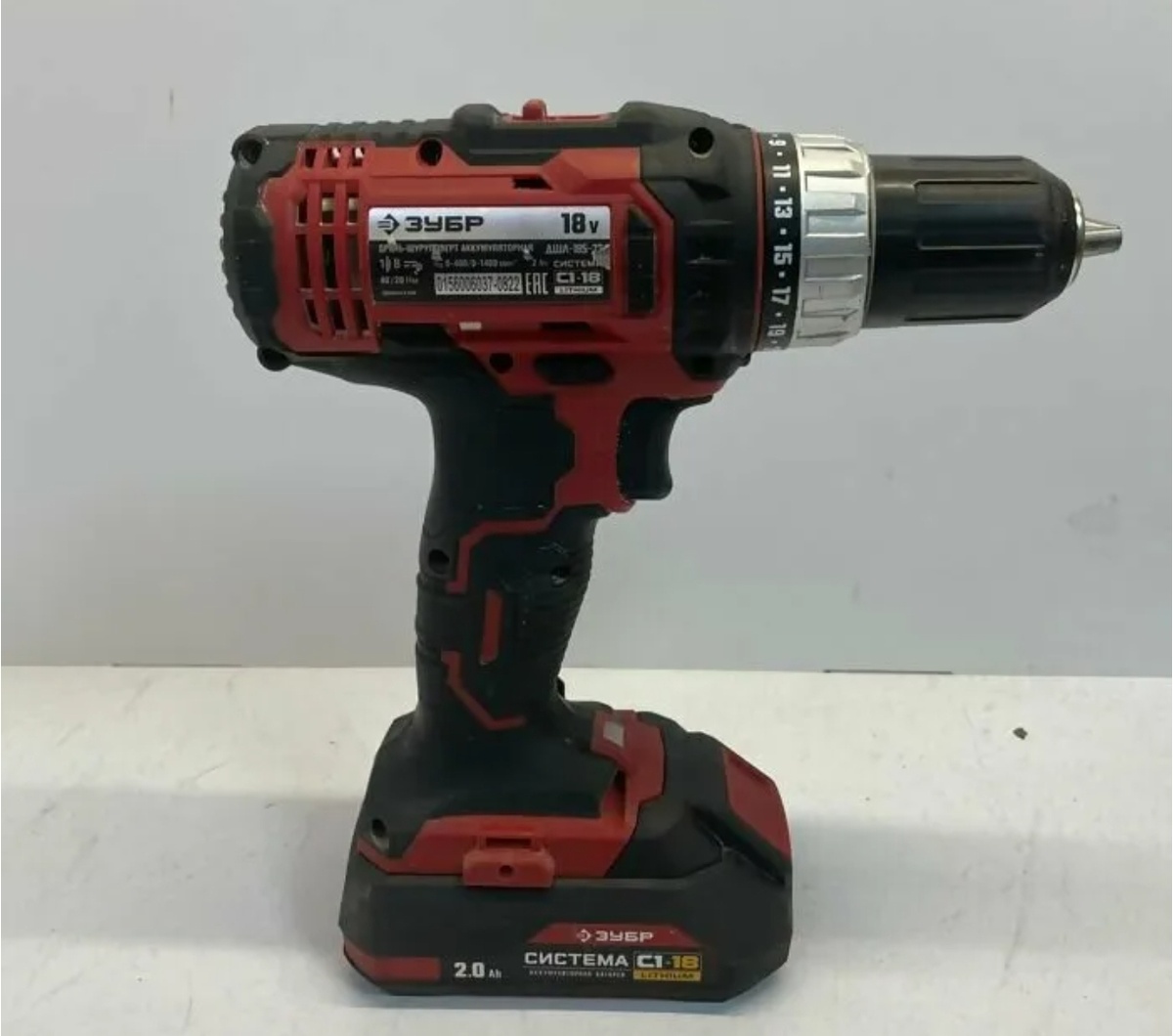 Шуруповерт ЗУБР С1-18 — это инструмент, который пользуется спросом среди как профессионалов, так и любителей DIY (сделай сам). Известная российская марка ЗУБР обладает хорошей репутацией и предлагает своим клиентам надежные и качественные инструменты. Давайте подробнее рассмотрим этот шуруповерт, его плюсы и минусы, а также комплектацию.