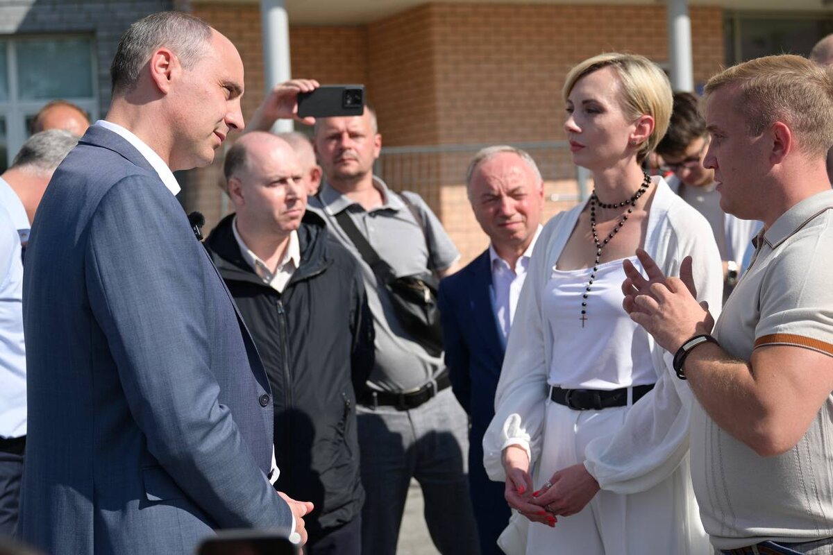 В июле 2025 года губернатор Денис Паслер заявлял в связи с конфликтом жителей с застройщиком "Атомстройкомплекс" на улице Раевского в Екатеринбурге, что "надо наладить коммуникацию с жильцами, которая сейчас практически отсутствует". Однако это не помешало правительству принять постановление о сокращении участия населения в обсуждении вопросов градостроительства. Фото: ДИПСО