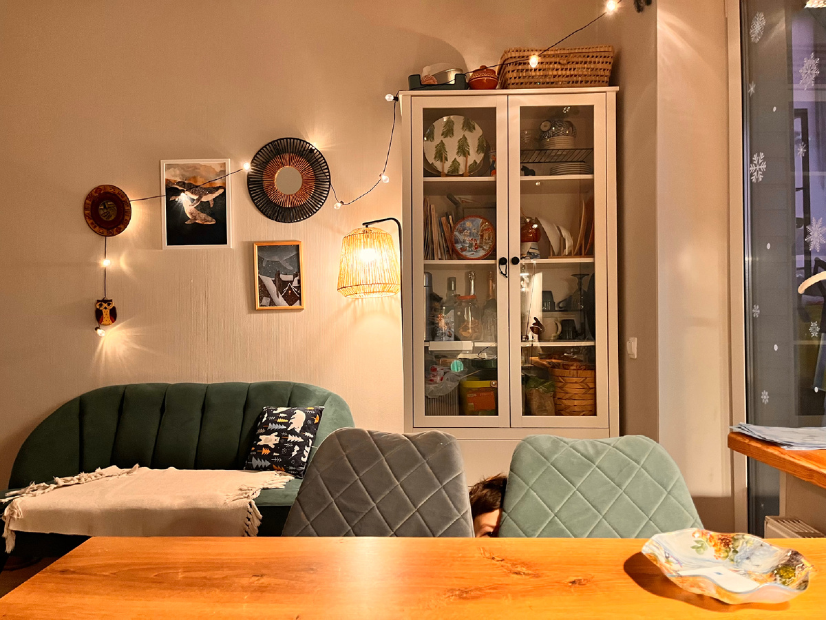 Нашли, кстати, моего младшего сына на фото, а он за вами подглядывает :)