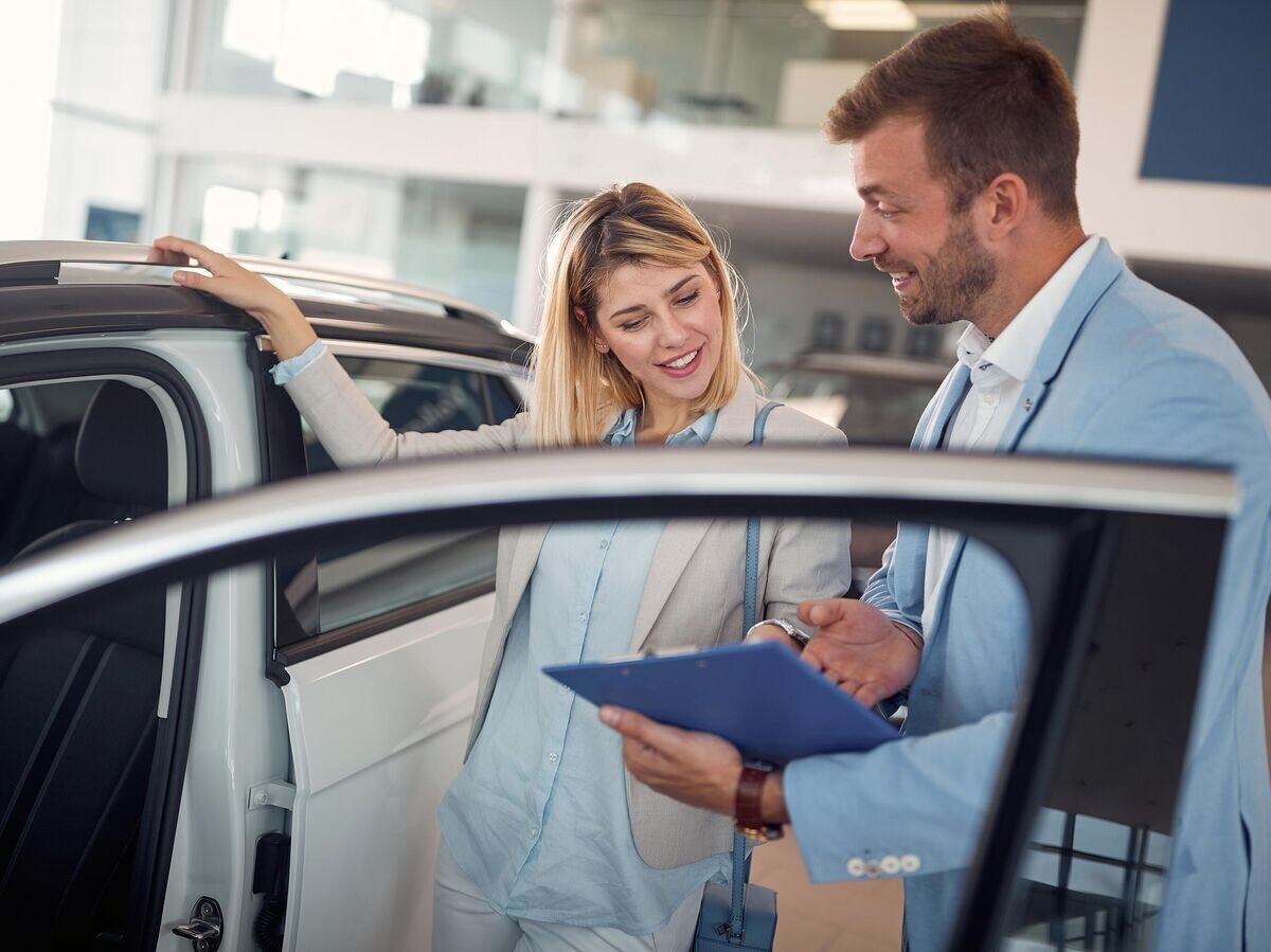    Автосалон | © iStock.com / LuckyBusiness