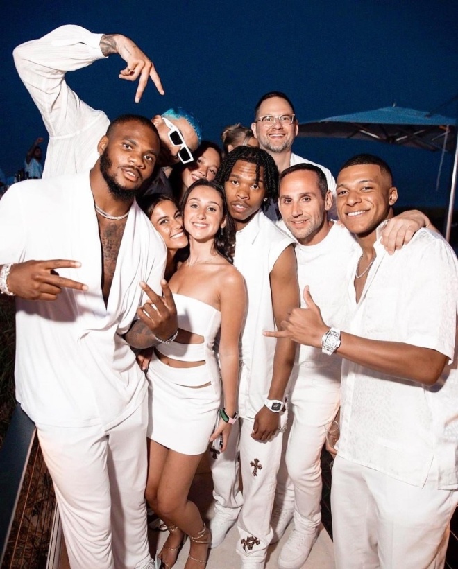 Вы никого тут не знаете а кто это там рядом с голубой штукой?Это же Мбаппе короче сущности Павлю́ченко и Арш устроили вечеринку вместе с Пидиди чтобы всех уб**ь к чертям кошачьим переходим к предметам