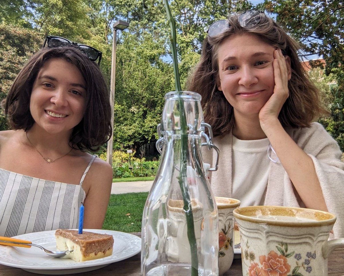 Это мы с Пейдж в первый год нашего знакомства, отмечаем ее день рождения. Планирую однажды показать ей Россию и написать с ней историю нашей русско-американской дружбы.