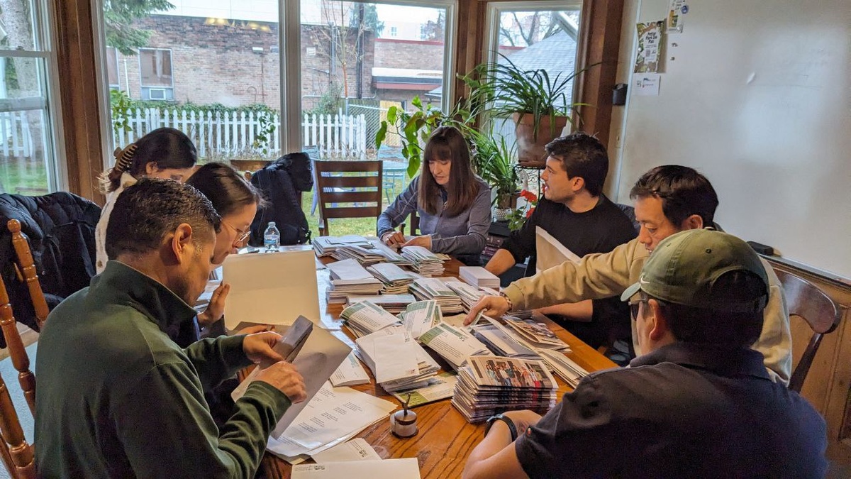 В этом декабре все эти ребята из Китая, Непала, Монголии, Чехии, Бразилии и Казахстана после одного моего сообщения приехали помогать мне упаковывать 400+ писем для спонсоров. С тремя из них мы дружим семьями и надеемся еще не раз встретиться не только в США. 