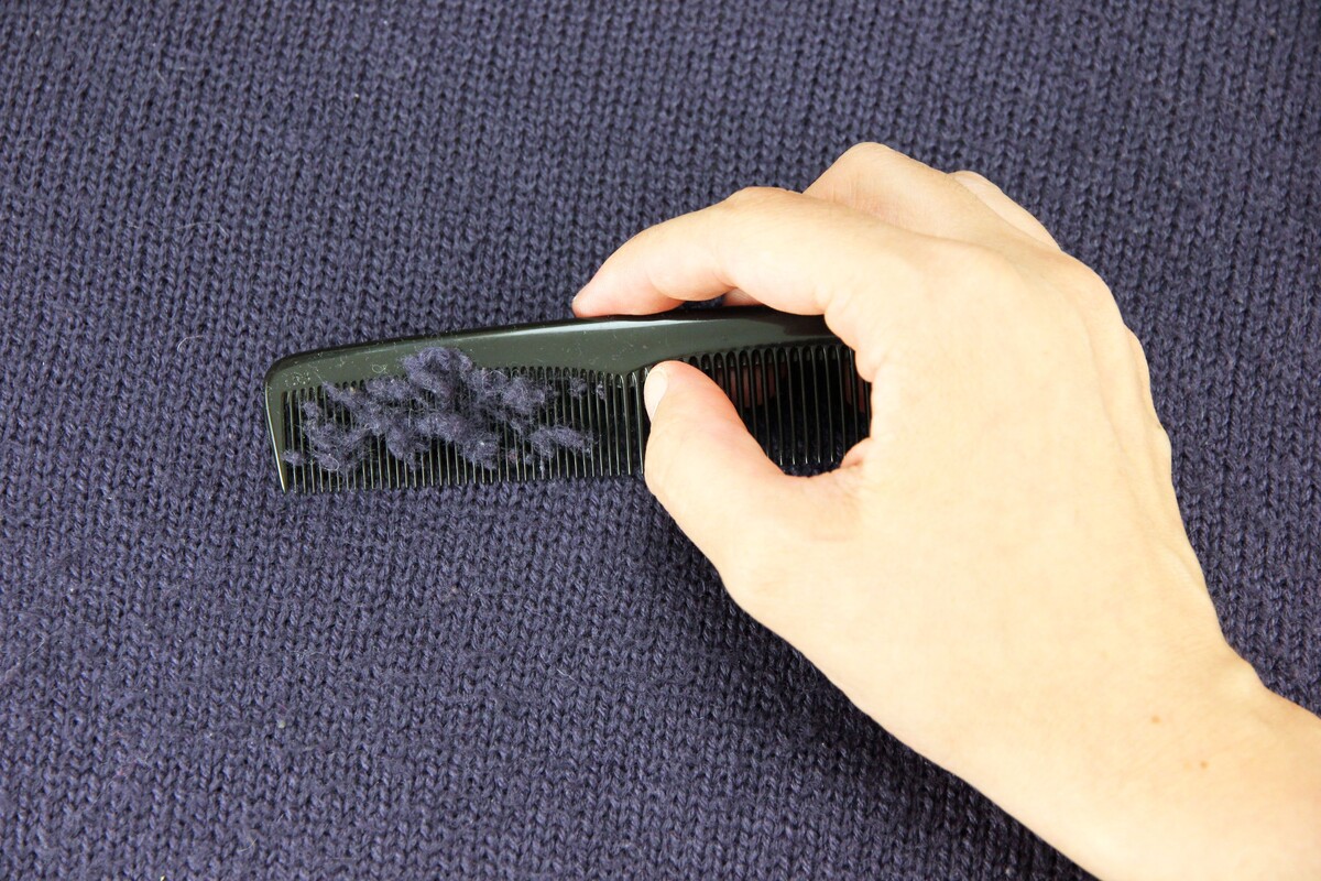 Катышки можно убрать и с помощью обычной расчёски.