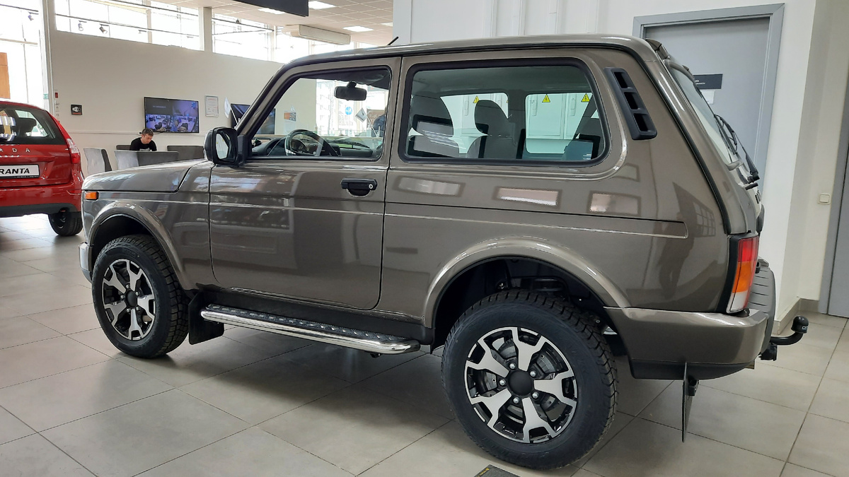 Это на выдаче. Диски Гризли 5,5" с завода. Резина 185/75 R16 Скорпион.