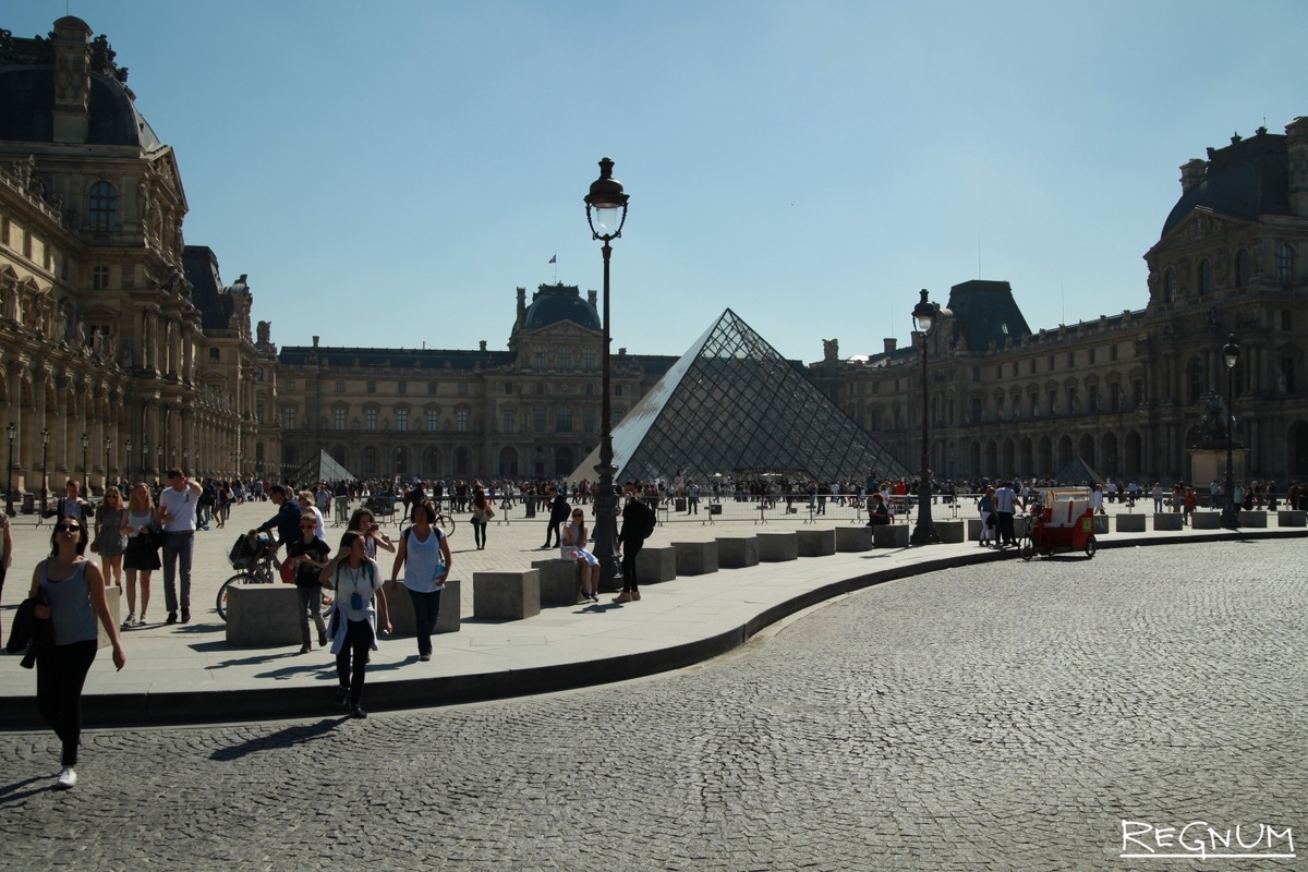    Парадно-пирамидальный двор Лувра / Источник: Марина Захарова © ИА REGNUM