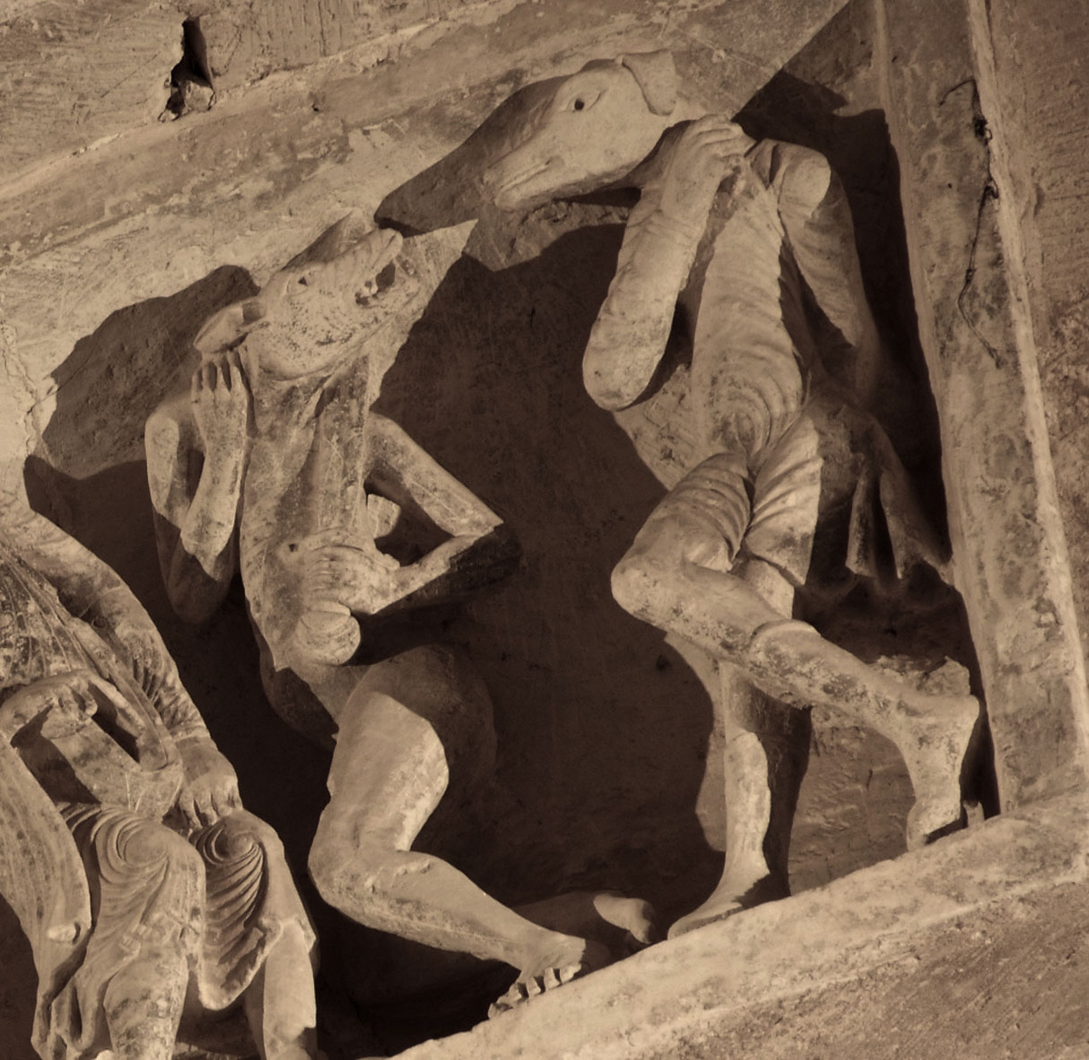 Изысканные рельефы, изображающие легендарных Ит-бараков (киноцефалов) — мифических псовоголовых воинов тюркских преданий. Фото: Public Domain
