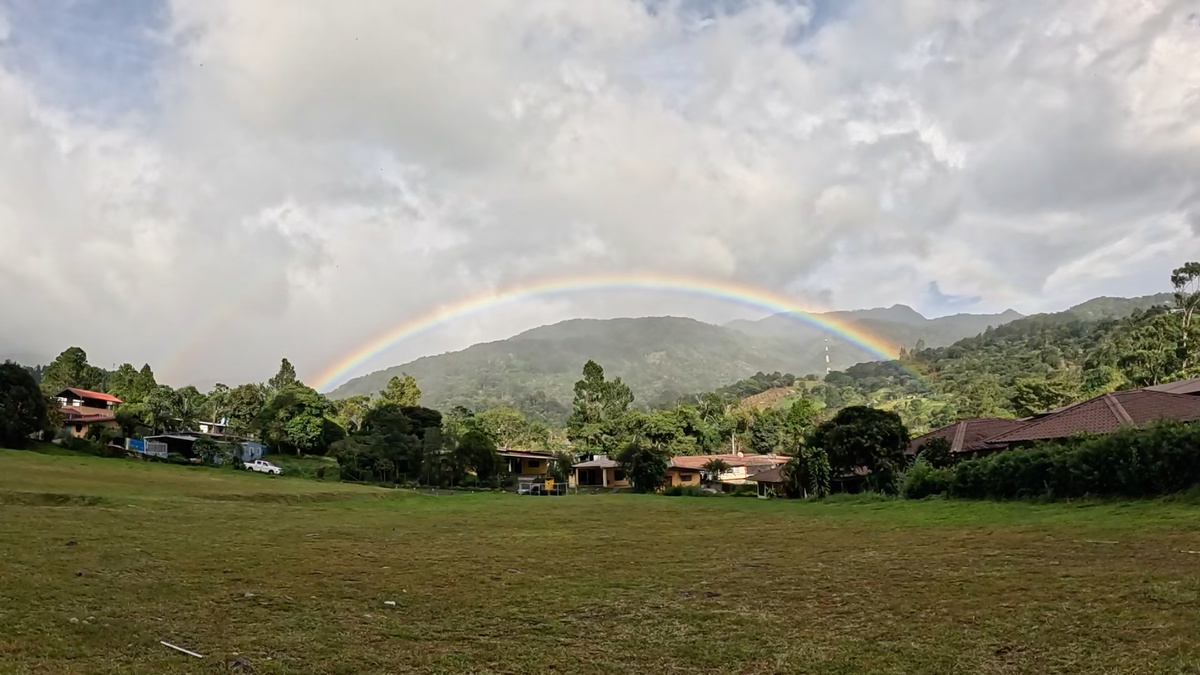 Настоящие радуги тут тоже хороши