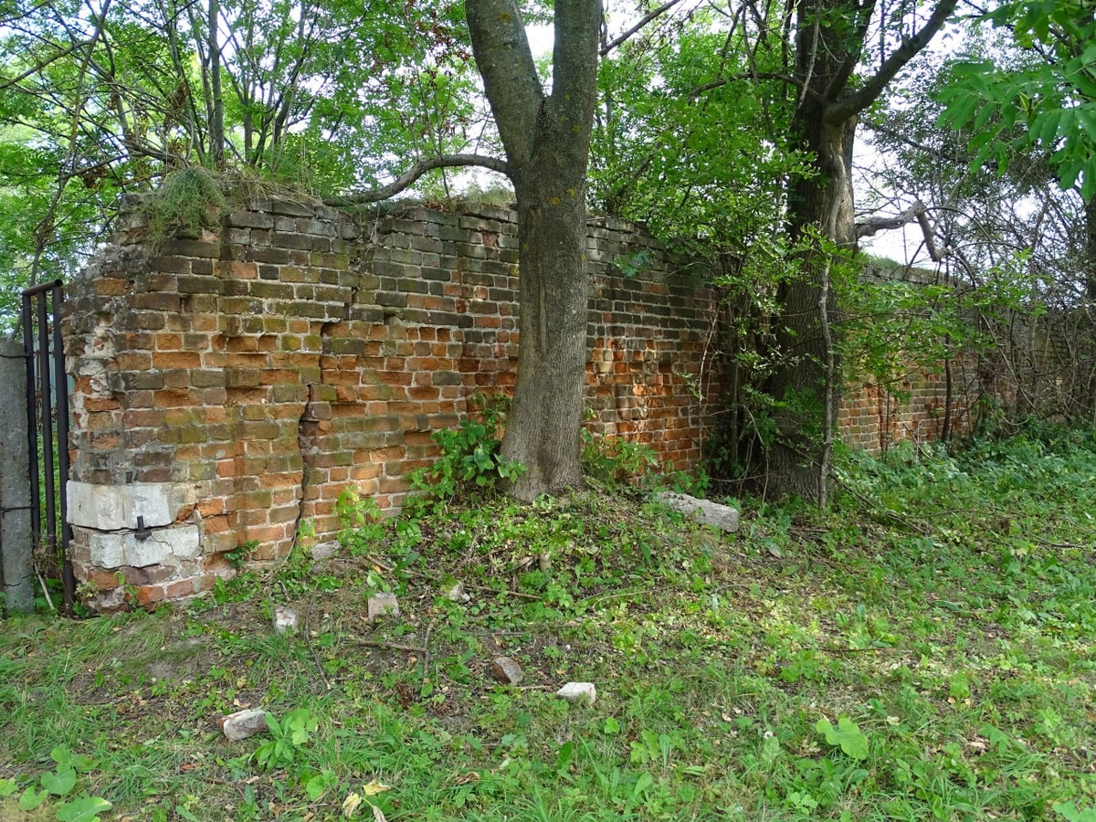 Фрагмент кирпичного забора вокруг Путевого дворца.Фото: Павлов П.П.