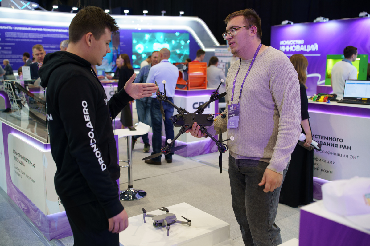 Умные Дроны демонстрируют свой стенд на Сибирской венчурной ярмарке