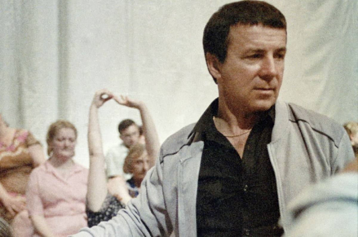 О ранних годах известно мало - пережил Войну, побывал в эвакуации, пошёл в школу, развивался и мечтал как все советские ребятишки.