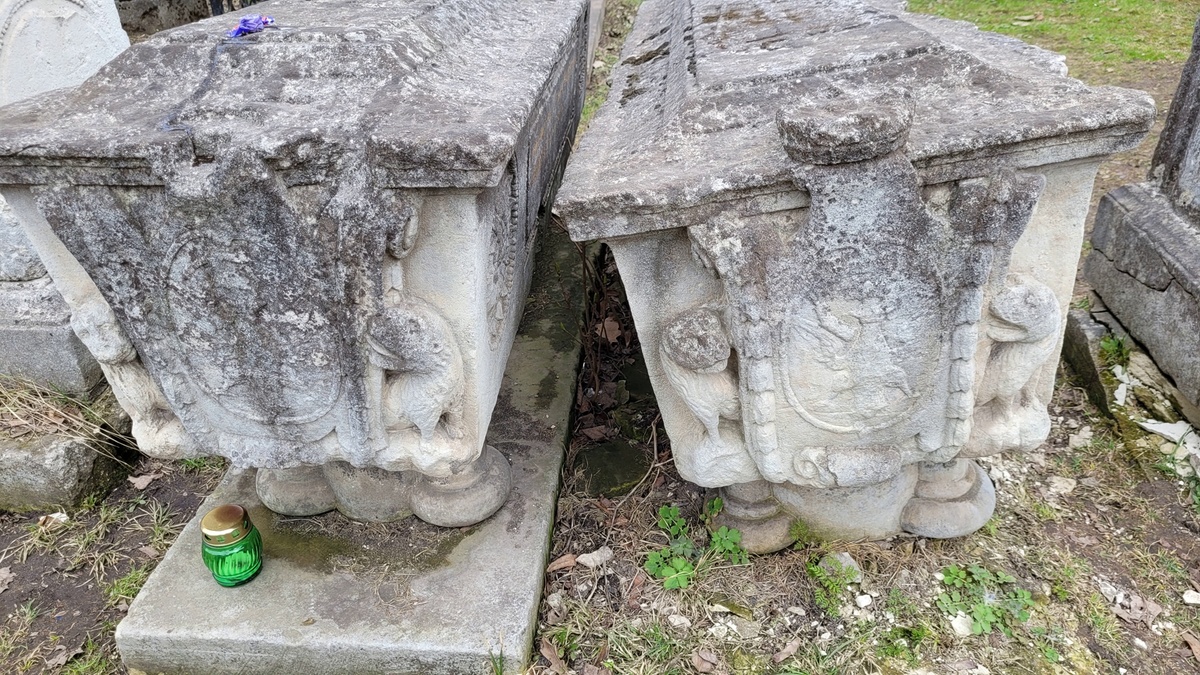 Надгробие Салтыковой и ее сына Федора на Старом Донском кладбище Москвы