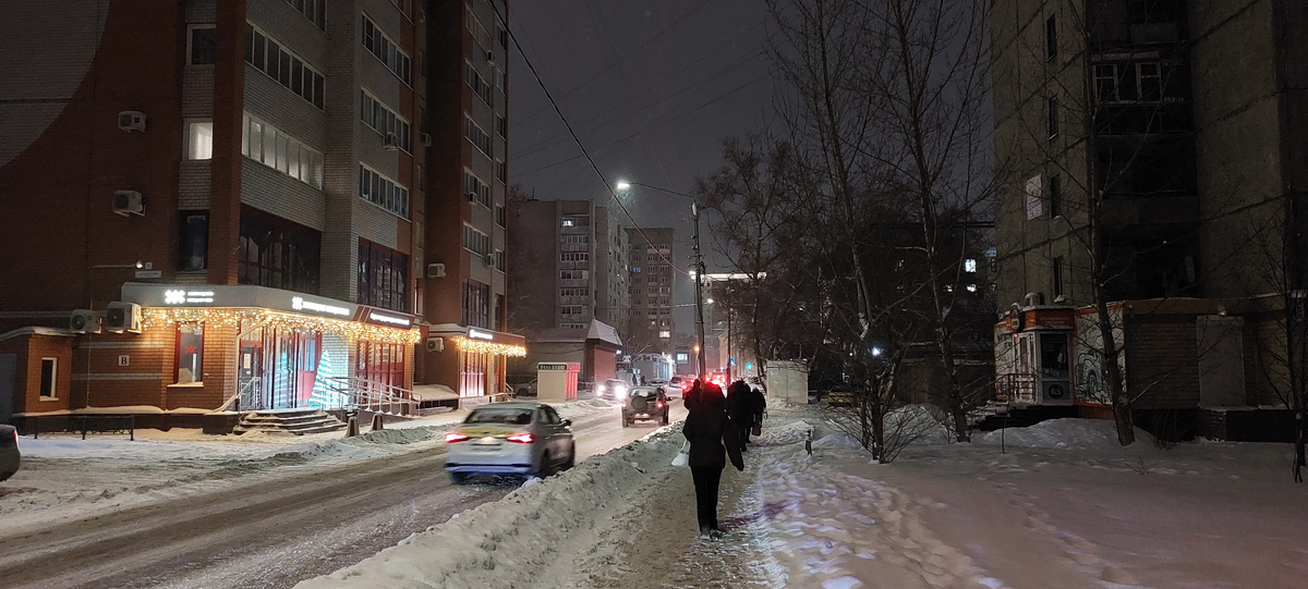 Сугробы от проезжей части и тротуара уже большие и уже прыгать через них сложно.