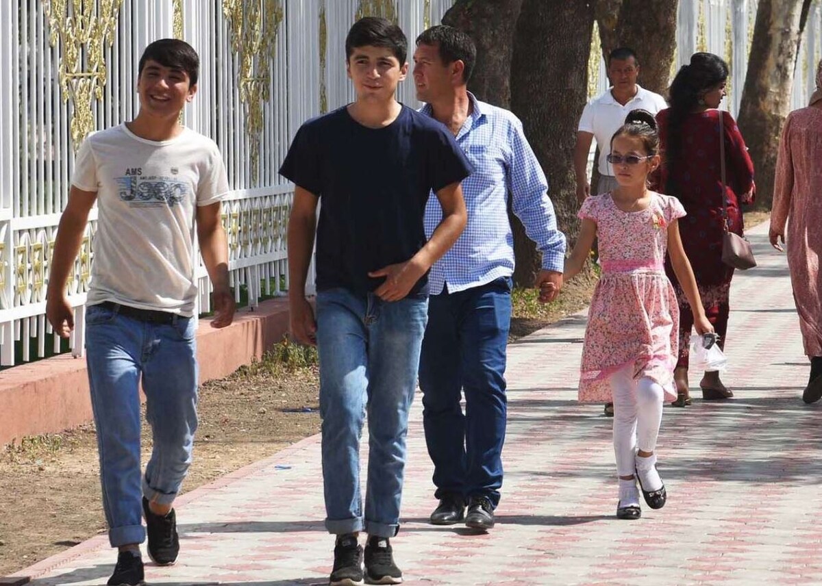 Молодые таджики в Душанбе (иллюстрация из открытых источников)