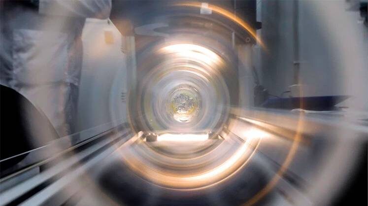    МИХАИЛ ДЖАПАРИДЗЕ/ТАСС После 20 лет использования элементы оптоволоконного кабеля могут «мутнеть», снижая скорость передачи данных, однако специалисты говорят, что при нормальных условиях эксплуатации срок работы таких линий значительно увеличивается