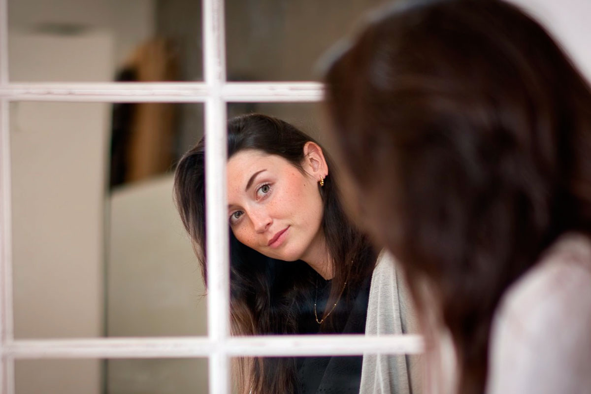 Здоровый человек осознает свои достоинства, ставит реалистичные цели, адекватно воспринимает похвалу и критику, умеет брать на себя ответственность и признавать ошибки