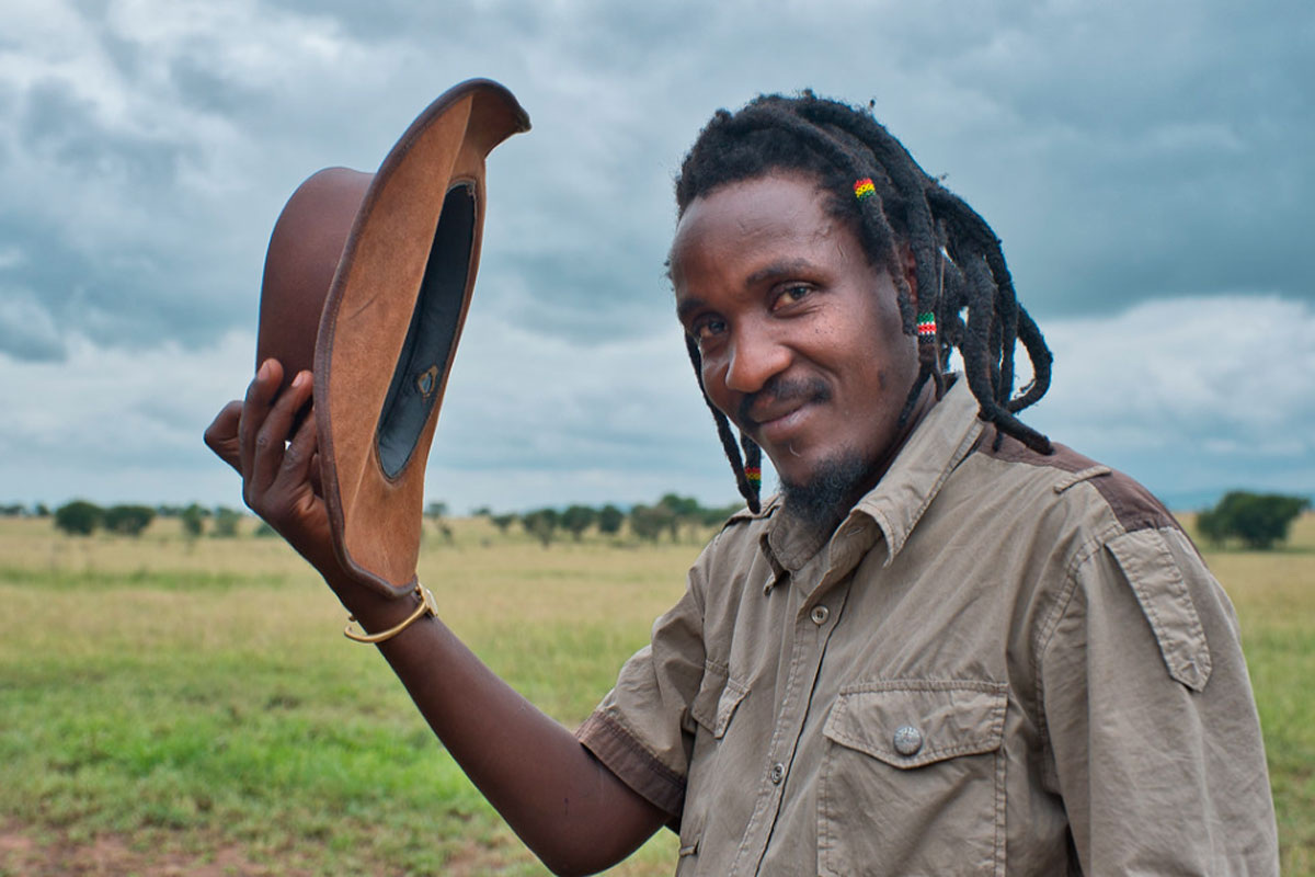 Его самооценка, хотя и завышена, имеет под собой реальные основания. Он принимает похвалу достойно, без жадности