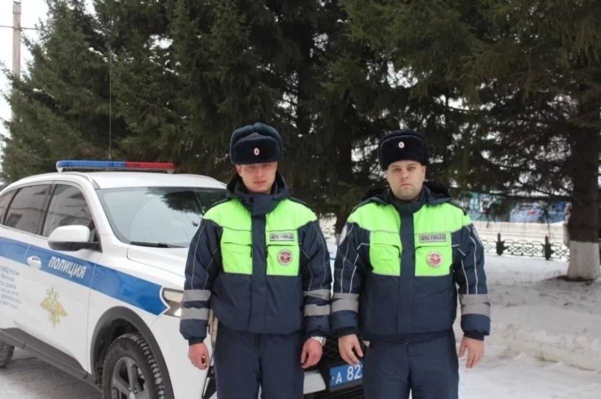    Инспекторы ДПС в Канском округе спасли мужчину из горящей хозпостройки