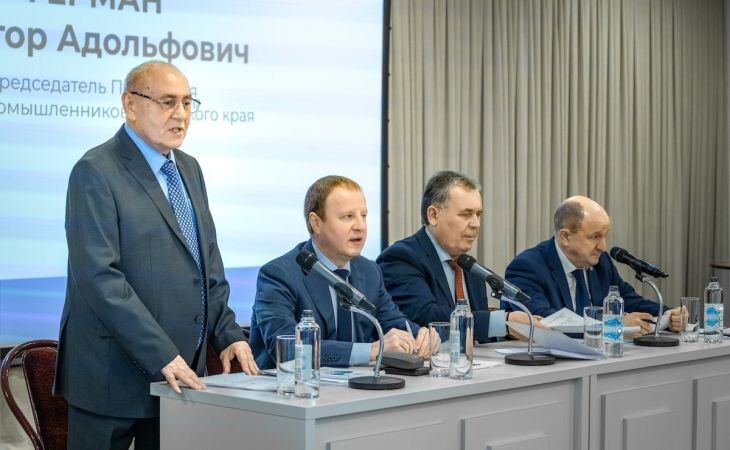 Виктор Герман (стоит).. Фото: spa22.ru