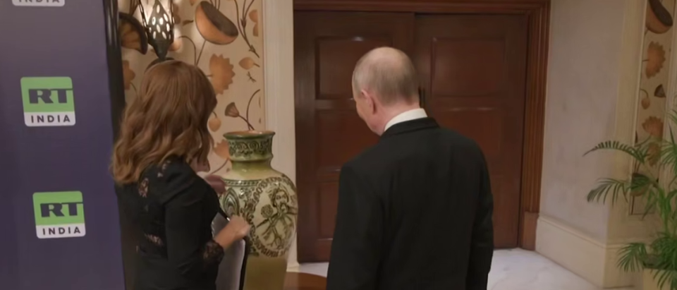    Симоньян подарила вазу Путину. Источник: t.me/msimonyan