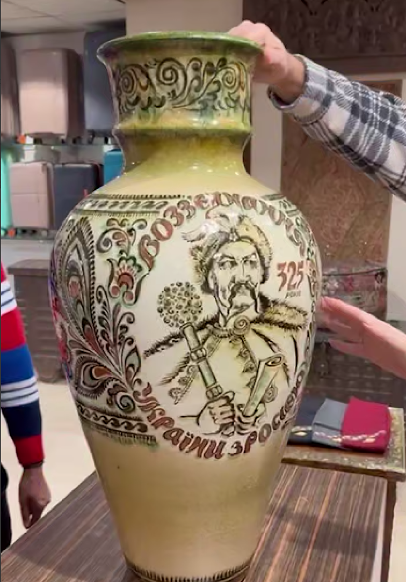    Ваза, подаренная Путину. Источник: t.me/msimonyan