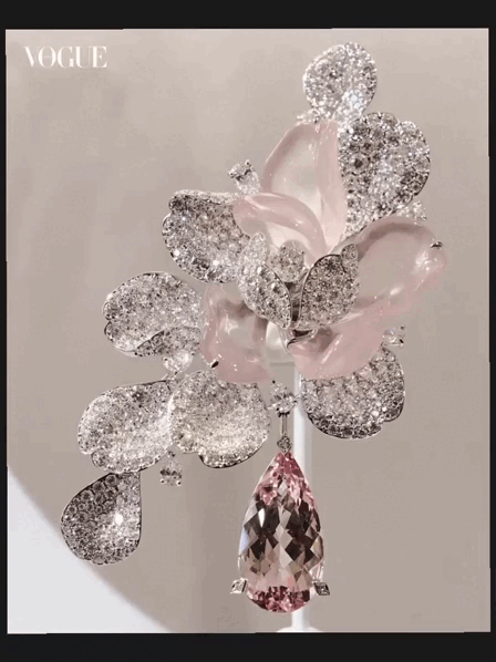 Брошь с резным морганитом, бриллиантами и турмалином