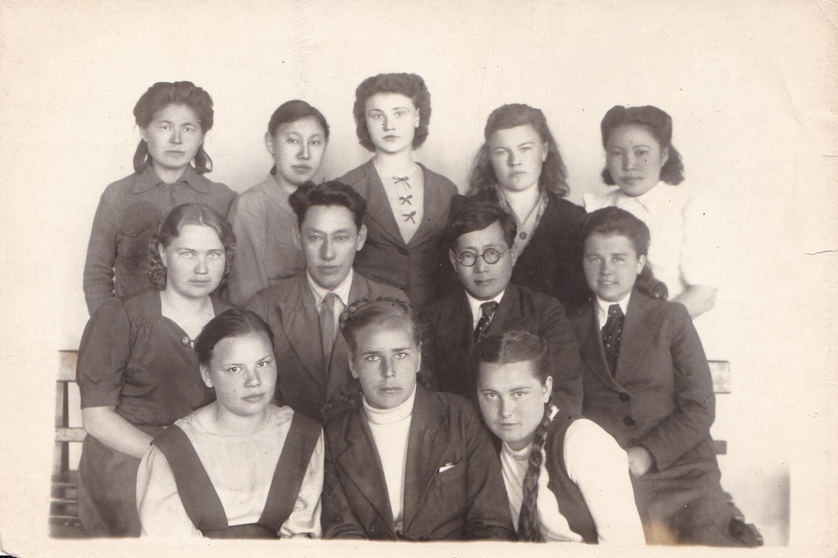 Коллектив учителей школы В.-Сталинска, 1954 г. Фото из архивов Алданского историко-краеведческого музея