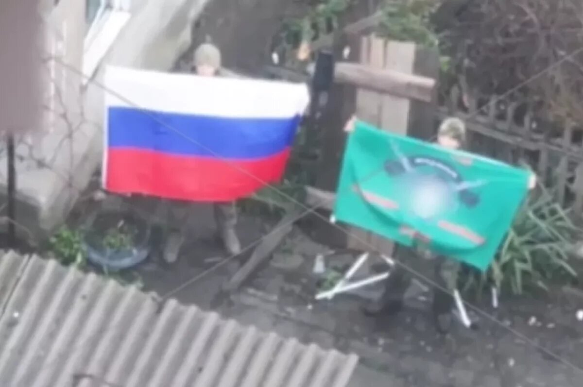    Минобороны показало развернутый в освобожденном Ровном в ДНР флаг России